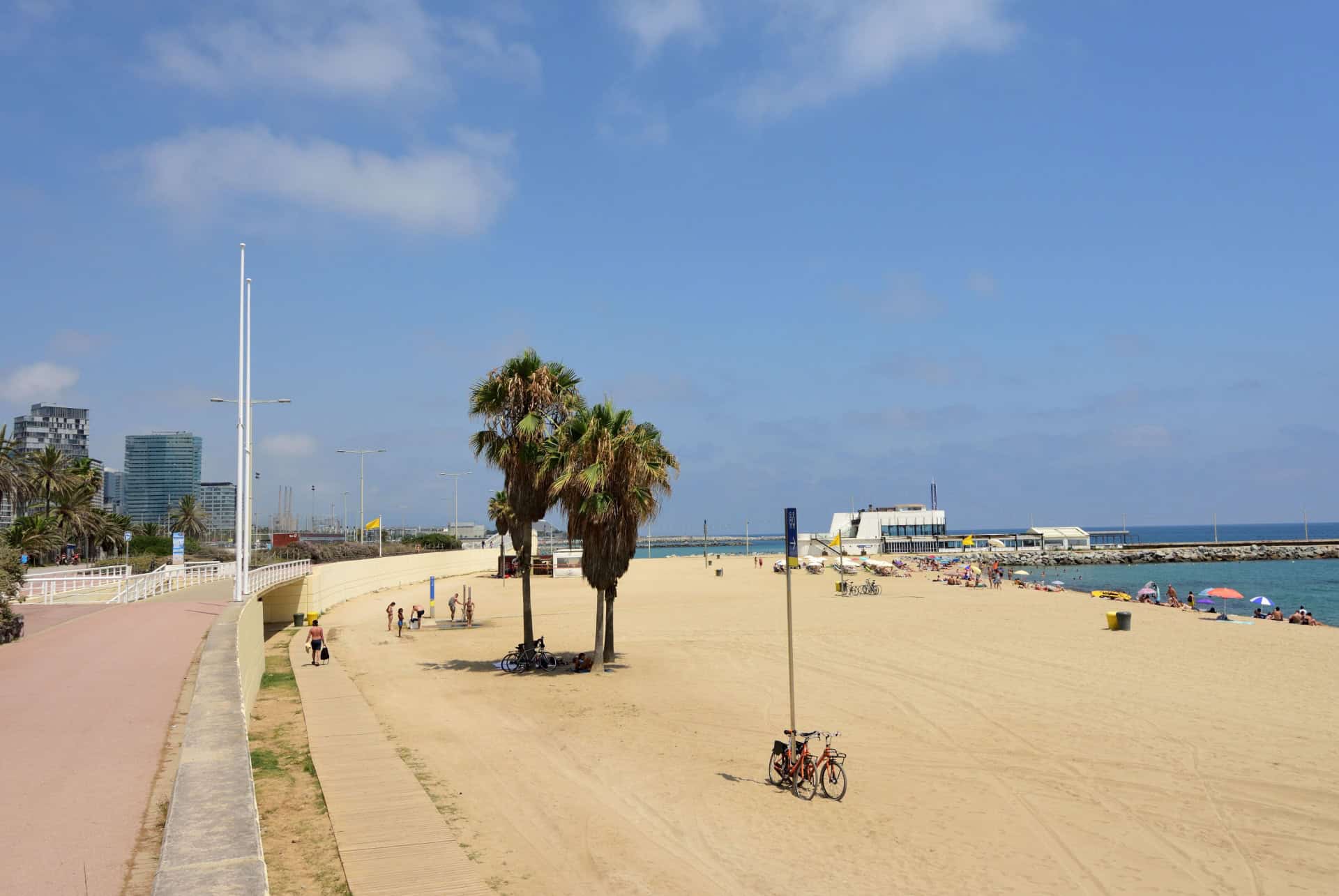 Playa de Mar Bella barcelone en juillet