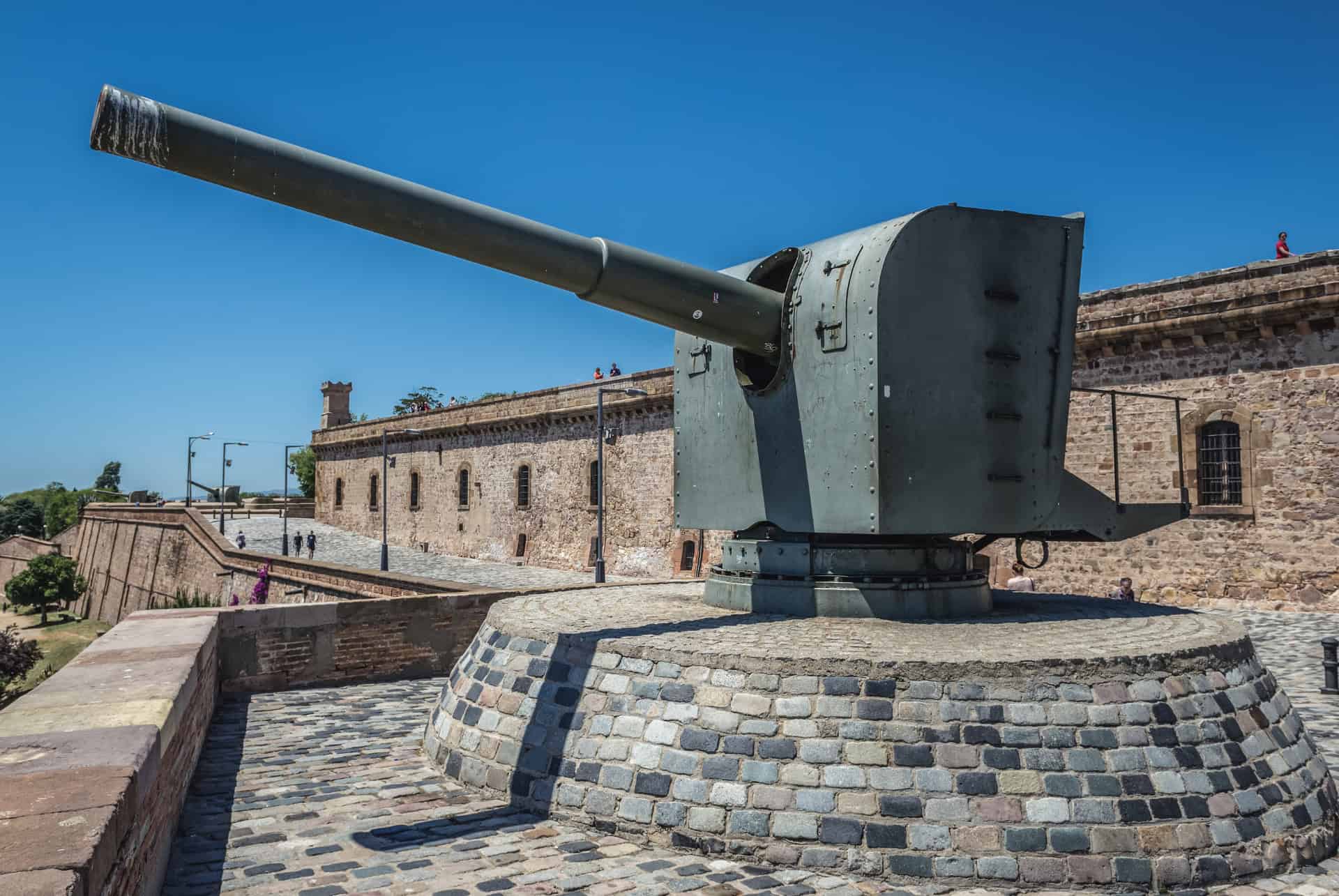 canon sur la muraille de la forteresse