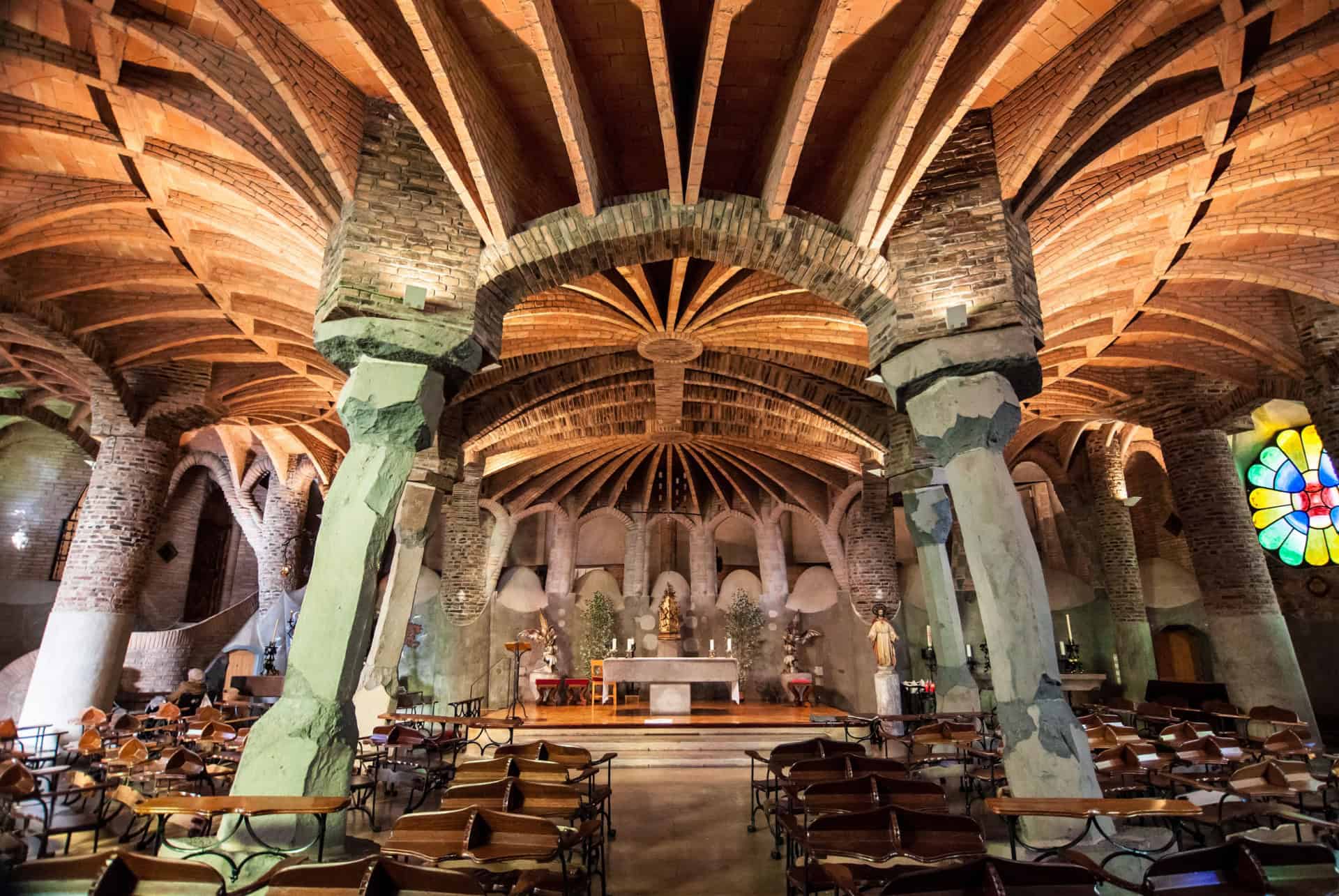 crypte colonie guell autel