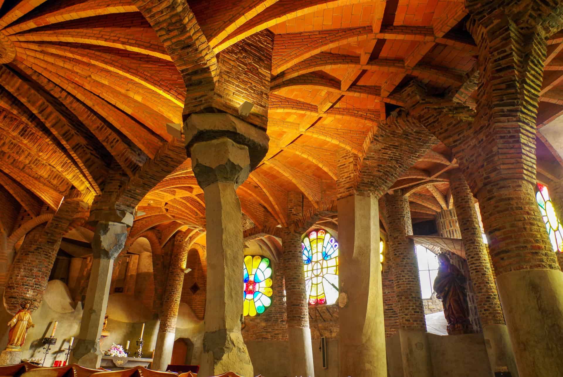 La crypte de la colonie Güell