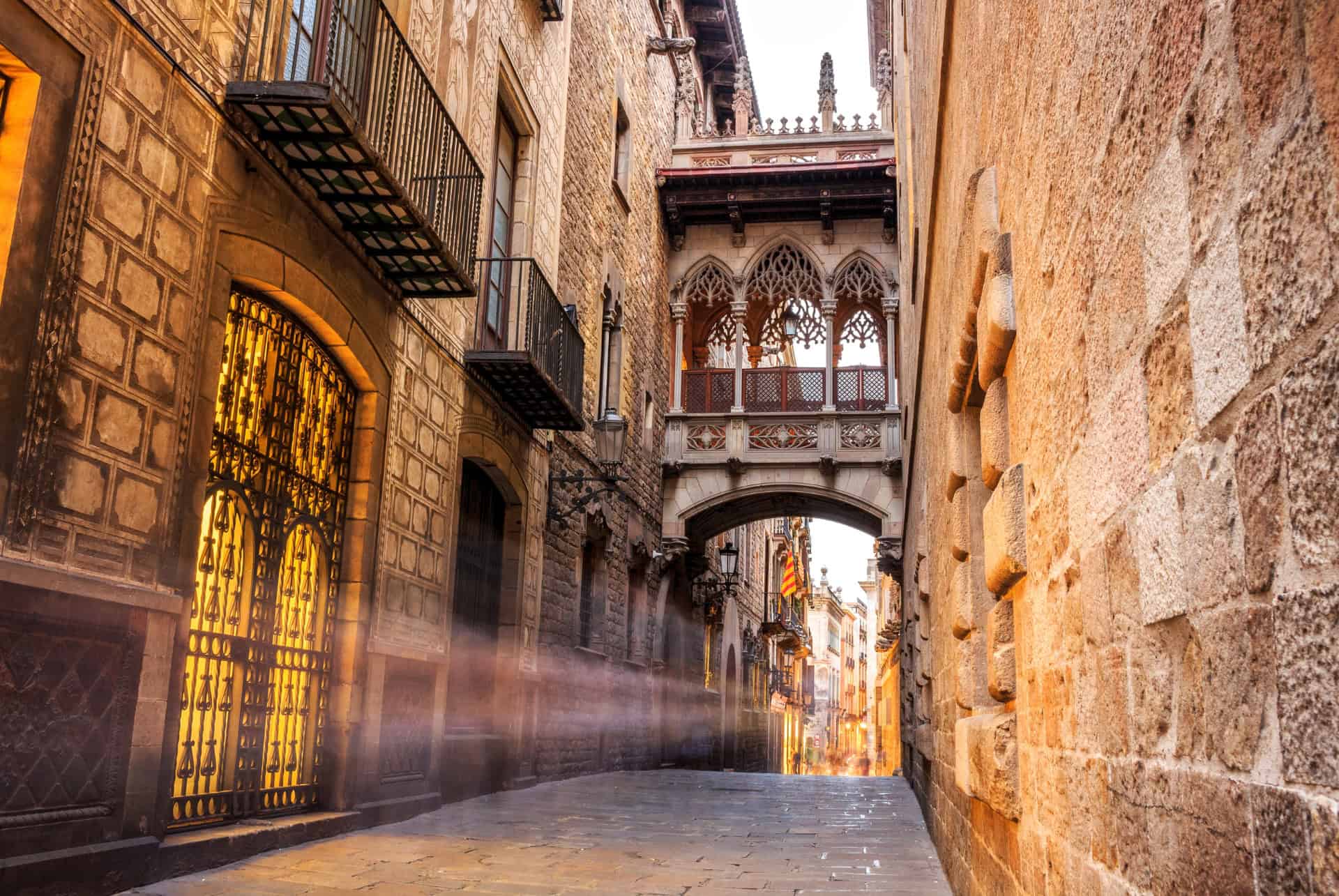 carrer del bisbe quartier gothique barcelone