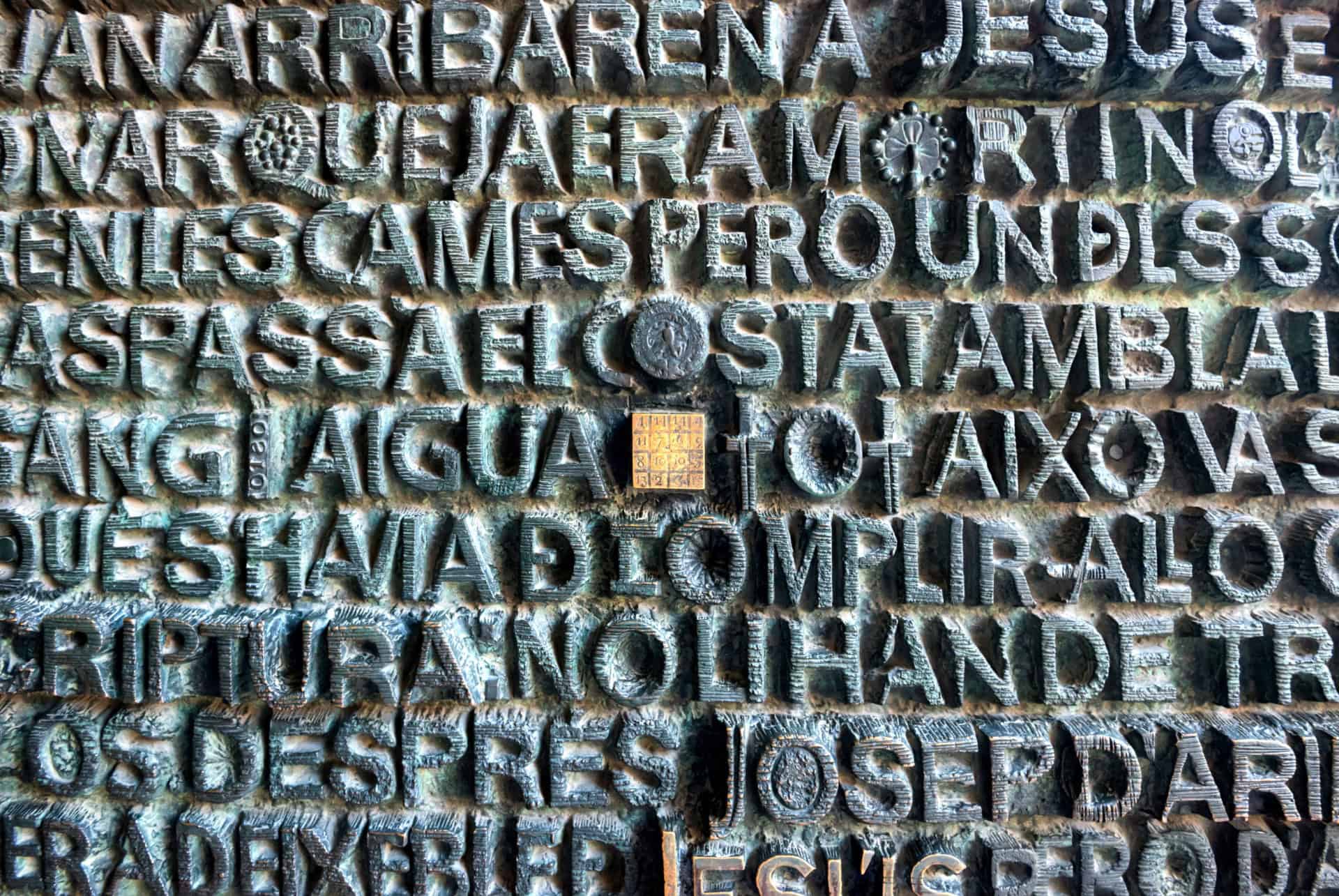 porte de la cripte de la sagrada familia
