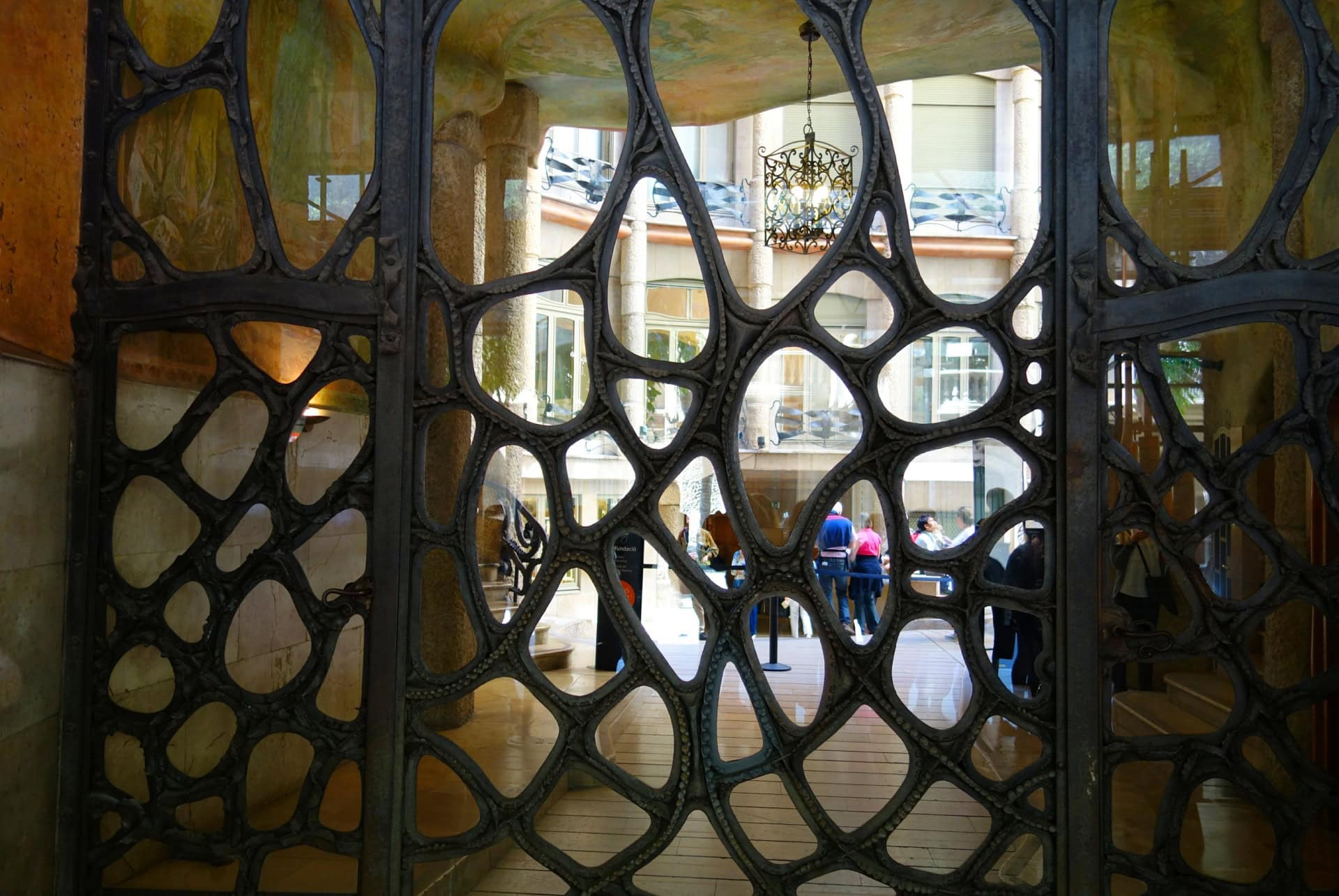 porte papillon cour casa milà