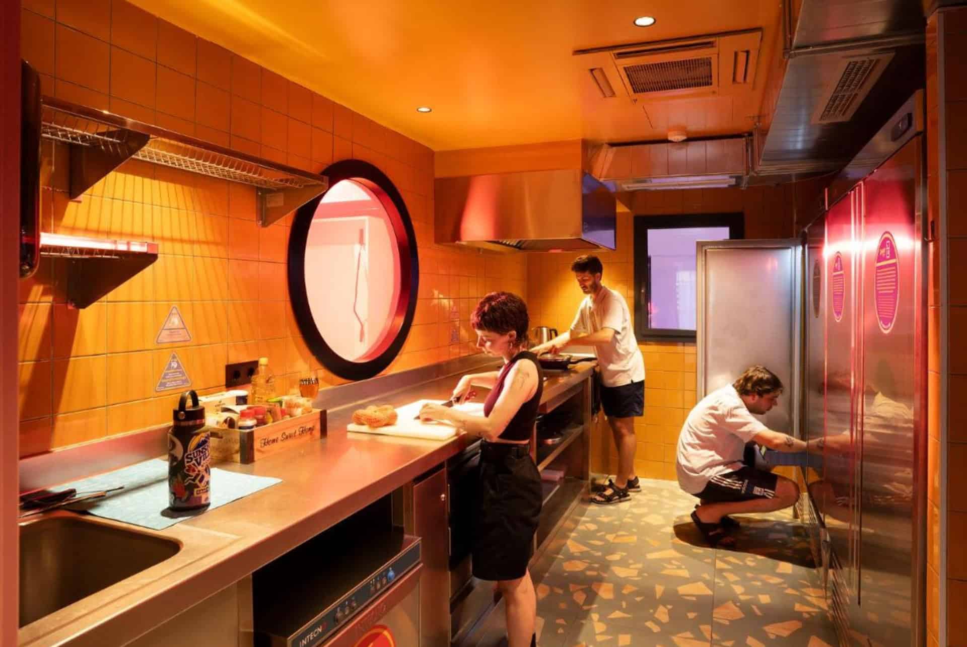 ou dormir pas cher a barcelone amistat city hostel barcelona cuisine