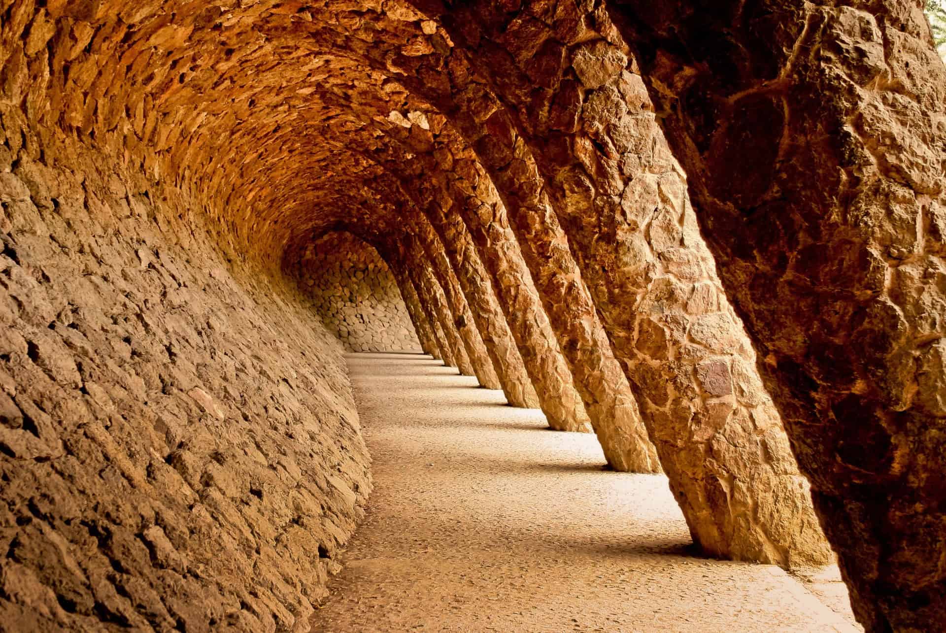 promenade aux colonnes inclinees parc guell