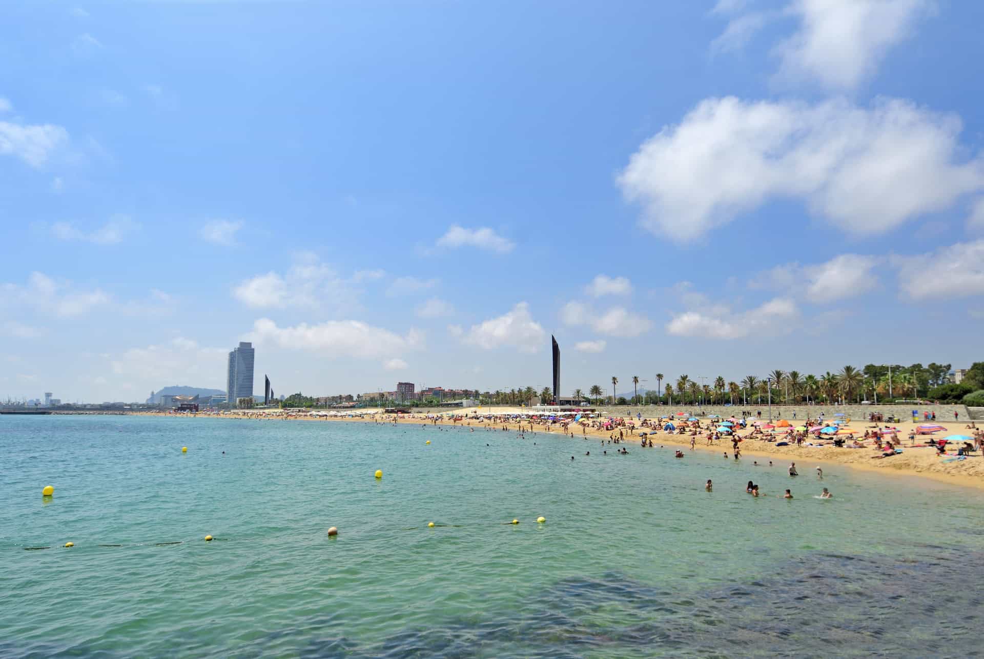 Plage de Bogatell barcelone en juillet