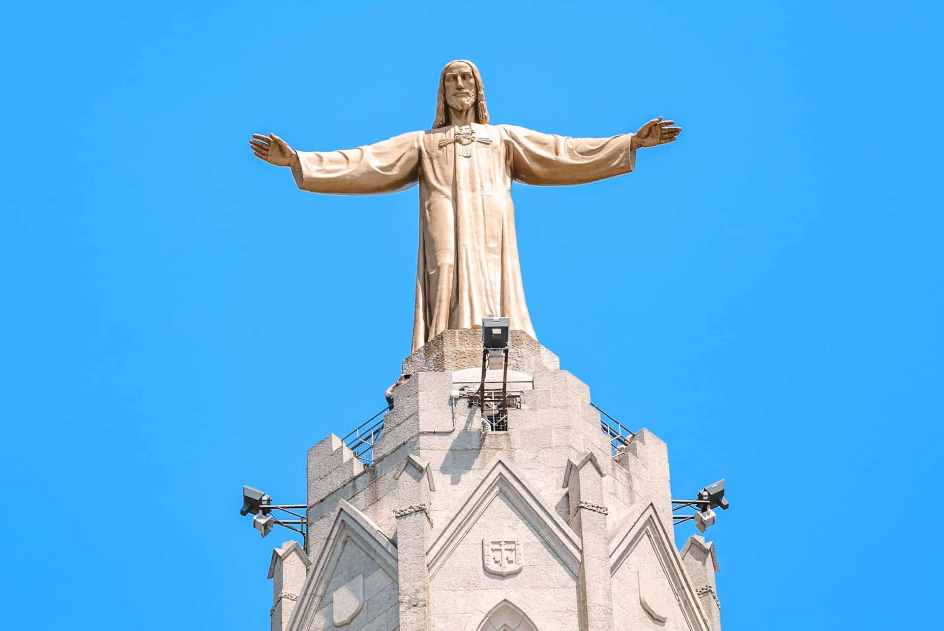 sacre coeur de jesus statue
