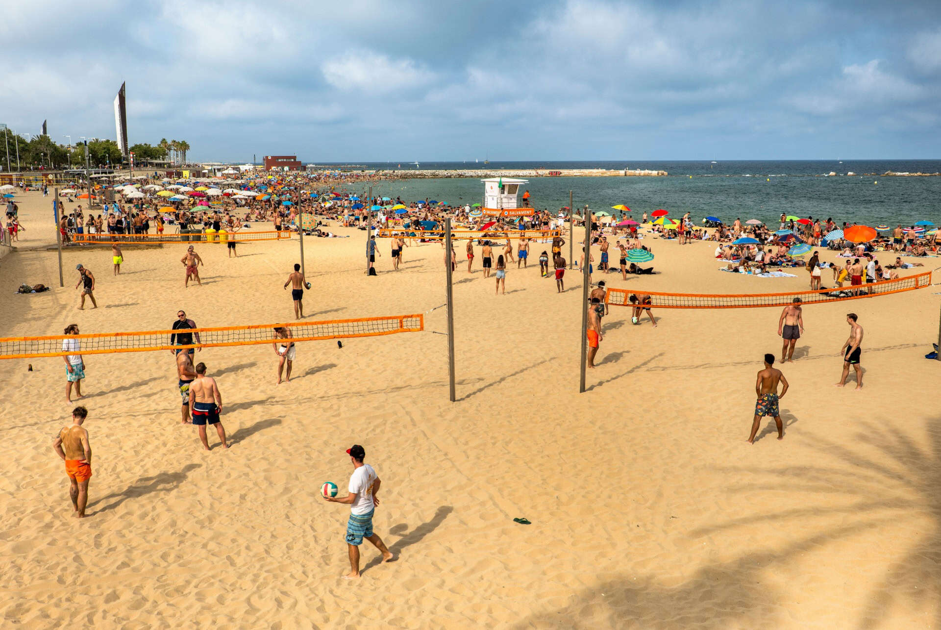 volley sur la plage de la barceloneta