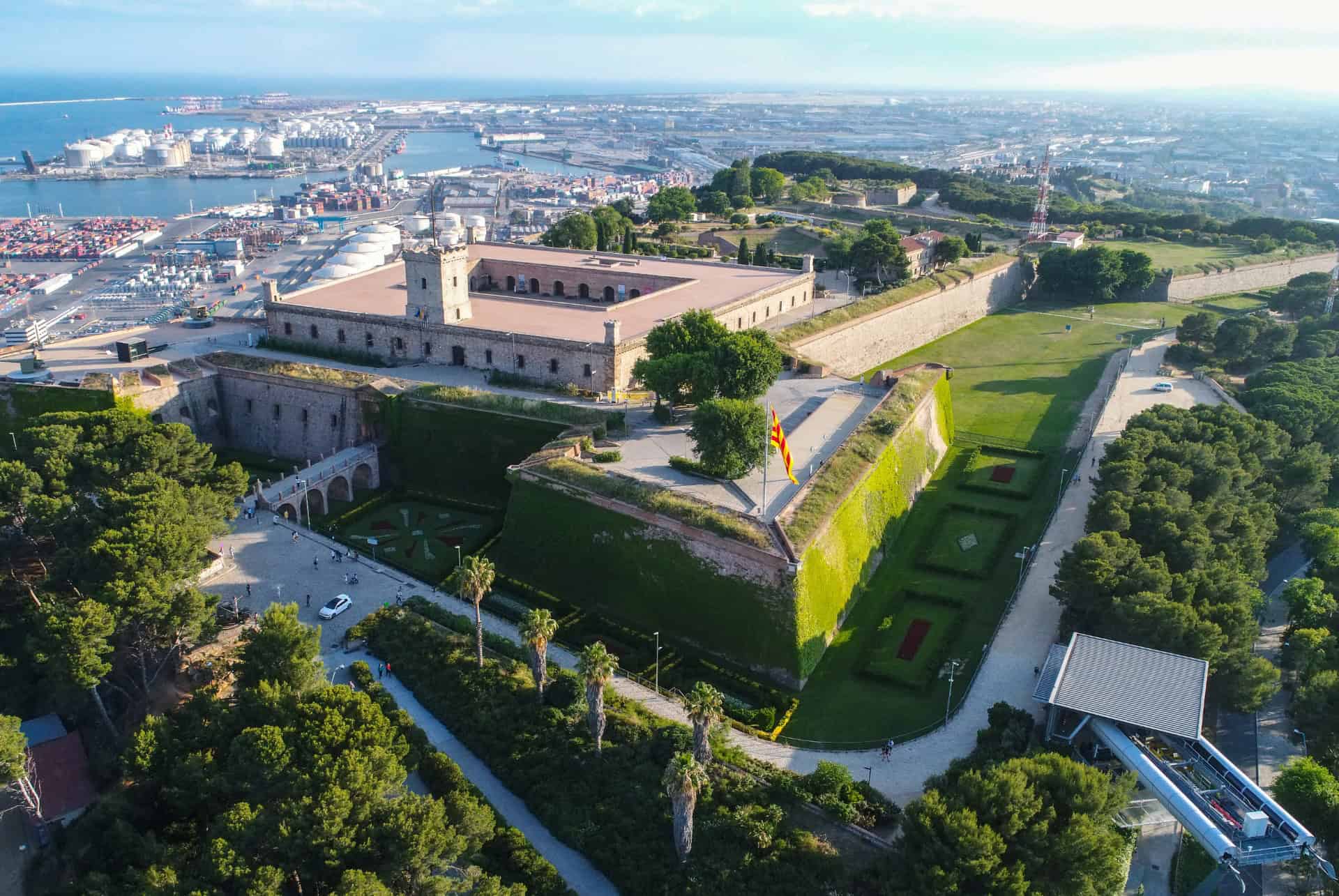 vue panoramique sur le chateau de montjuic et le port de barcelone