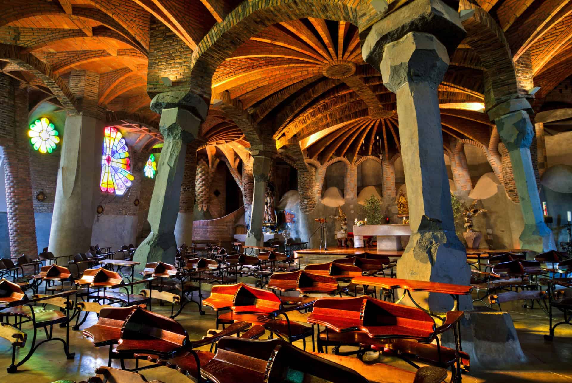 vitraux crypte gaudi
